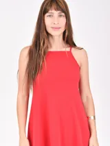 Vestido corto negro con breteles finos y corte evasé.