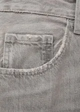 Pantalón de jean gris, de tiro medio, corte recto y cinco bolsillos.
