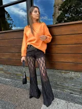 Pantalón de encaje negro con corte acampanado.
