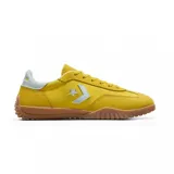 Championes Converse Run Star Trainer amarillos de gamuza con logo plateado y suela de goma marrón.