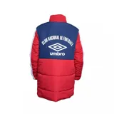 Campera parka impermeable con relleno, diseño tricolor (rojo, azul y blanco) y escudo del Club Nacional de Football en el pecho.