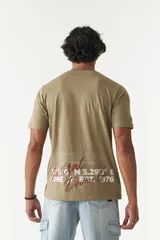 Remera color arena con estampado pequeño en el pecho.