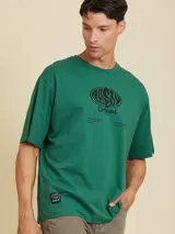Remera azul de algodón con cuello redondo y estampado frontal con el logo de Rusty y texto en blanco.
