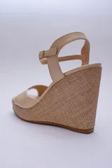 Sandalias de plataforma color lila con capellada de cuero y taco corrido cubierto de rafia.