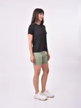 Remera blanca de mangas cortas y corte clásico.
