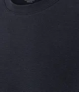 Remera de algodón blanca de corte slim, con cuello redondo, mangas cortas y textura acanalada.