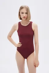 Body blanco sin mangas de poliamida, liso, al cuerpo, con broches y cuello halter.