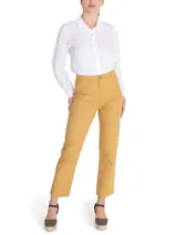 Pantalón de pierna recta color beige, tiro alto, con bolsillos estilo carpintero.