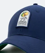 Gorra azul marino de algodón con visera curva y cierre snapback. Presenta un parche bordado con el personaje Zé Carioca.