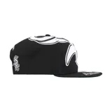 Gorro tipo snapback Supreme x New Era, color negro, con logo de los Chicago White Sox bordado en blanco en el frente y la palabra "Supreme" bordada en blanco sobre la visera.