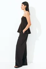 Pantalón de vestir marrón de punto con pinzas, tiro alto con cintura elástica, bolsillos al bies y piernas amplias con raya adelante.