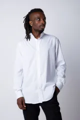 Camisa blanca de popelina con cuello mao y mangas largas. Cierre frontal con botones.