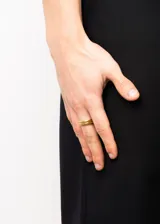 Anillo semi-fino de acero quirúrgico dorado con acabado esmerilado y diseño minimalista.