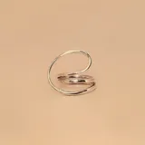 Anillo de plata 925 con diseño de espiral abierto.