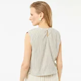 Top sin mangas color beige con rayas verticales en verde claro, cuello redondo y lazos laterales ajustables.