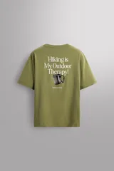 Remera verde oliva de corte relaxed fit, cuello redondo y manga corta. Tiene un pequeño logo estampado en el bajo.