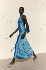 Vestido largo de satén color celeste, con cuello halter y espalda descubierta. Cierre trasero con cremallera oculta.