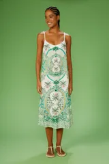Vestido largo con estampado de azulejos en tonos verdes, amarillos y blancos. Tiene tirantes finos y corte suelto.