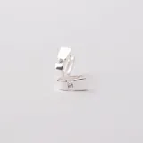 Par de aros pequeños de plata 925 con forma rectangular y circonias incrustadas.