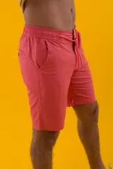 Bermuda de algodón color rosado, de corte clásico y diseño liso.