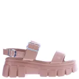Sandalias con plataforma color rosa, con dos tiras anchas sobre el empeine y hebilla de ajuste al tobillo.