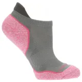 Calcetín deportivo corto para mujer, color gris con detalles en rosa vibrante en el talón, puntera y borde superior. Presenta tejido de compresión en el empeine y zonas de ventilación.