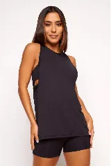 Musculosa deportiva negra con sisas amplias y corte holgado.