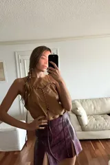 Top de cuero ovino color caramelo con detalles artesanales en pasamanería color fucsia vintage. Se puede usar solo o como chaleco con una camisa o remera por debajo.