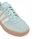 Championes Adidas Barreda de color celeste con detalles en blanco y suela color caramelo.