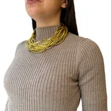 Collar dorado de múltiples vueltas formado por tubos de aluminio unidos entre sí.