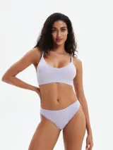 Conjunto de lencería lila acanalado, compuesto por un corpiño tipo bralette con breteles finos y detalle de puntilla en el escote, y una bombacha tipo colaless con detalle de puntilla en la cintura.