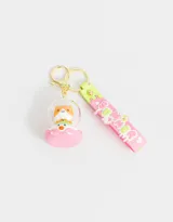 Llavero con dije de gatito dentro de una burbuja transparente y base rosa, con gancho dorado. Incluye un strap de silicona rosa con detalles en verde y la palabra "Summer".