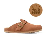 Zueco negro de cuero con hebilla metálica ajustable y plantilla anatómica de corcho.