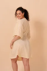 Túnica color beige confeccionada en broderie elastizado con cordón de algodón.