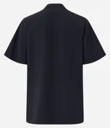 Camisa de chiffon negra con cuello en V, volado delantero y manga corta.