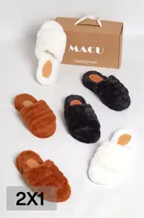 Pantuflas tipo slide forradas en piel sintética 100% poliéster, con base de goma de 4 cm.