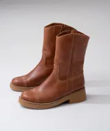 Bota de cuero vacuno color marrón, con caña media, suela de caucho y punta redonda.