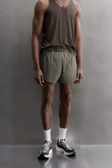 Shorts de running negros confeccionados en tejido técnico ligero y elástico con forro interior.