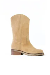 Bota de caña media color marrón chocolate, de gamuza, con puntera redondeada, costuras decorativas en marrón claro y taco bajo.