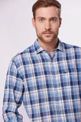 Camisa celeste y azul a cuadros, de corte clásico y manga larga.