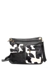 Morral bandolera de cuero negro con dos bolsillos frontales de cuero con estampado animal print de vaca.