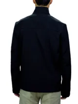 Campera negra con cuello alto y cierre de cremallera. Tiene un bolsillo con cierre en el pecho y logo de Calvin Klein en el cuello.