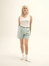 Short a rayas verticales azules y blancas de algodón, con cintura elástica y cordón ajustable. Incluye musculosa blanca de rib de regalo.