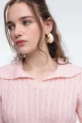 Top tejido de punto color lila con cuello polo y mangas cortas.