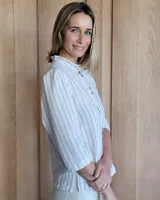 Camisa color beige claro con cuello con volados y mangas 3/4 abullonadas.