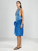 Pareo de playa con estampado animal print en tonos azules.