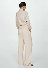 Pantalón wide leg color crudo, con cintura elástica y bolsillos laterales. Confeccionado en tejido de bambula 100% algodón.