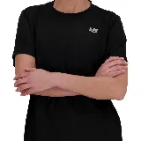 Camiseta negra de dama, marca New Balance, de corte clásico y mangas cortas. Presenta el logo de la marca bordado en el pecho.