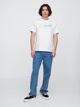 Remera blanca de algodón con logo Gap Surf en amarillo, celeste y azul.
