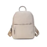 Mochila color beige de nylon resistente, con cierre principal y bolsillo frontal. Cuenta con detalle en simil cuero y bolsillo pequeño. Bolsillo trasero con cierre y bolsillos laterales para mayor comodidad. Correas a tono.